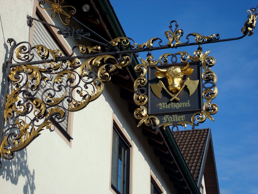 Holzhausen im Breisgau, kunstvolles Schild an einer Metzgerei, Sept.2010 