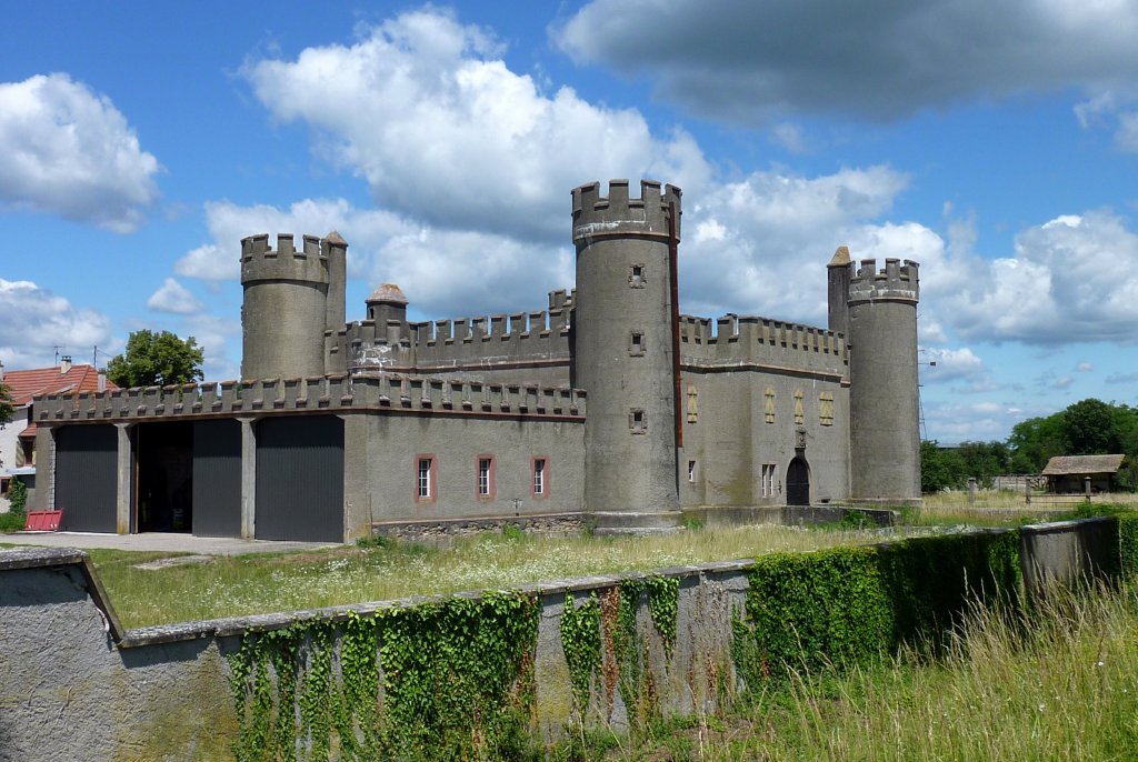 Homburg (Hombourg) im Sdelsa, das Chateau Burrus, ein landwirtschaftlicher Betrieb im Tudor-Stil, Juni 2021