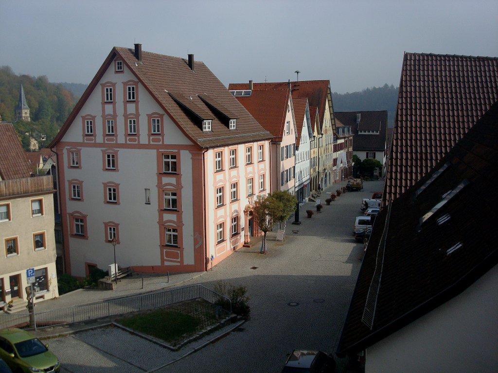 Horb am Neckar, Blick auf den Marktplatz mit dem Rathaus, wurde alles neu aufgebaut nach dem Stadtbrand von 1725, Okt.2010