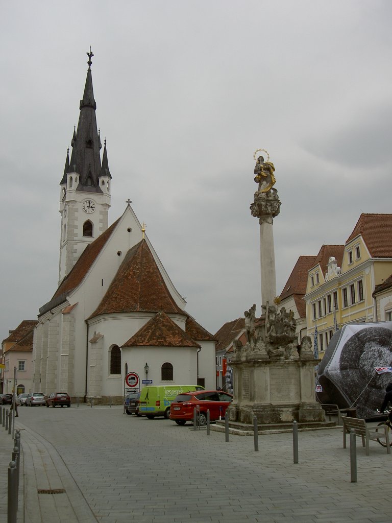 Horn, Pfarrkirche St. Georg und Pestsule am Kirchenplatz (20.04.2013)