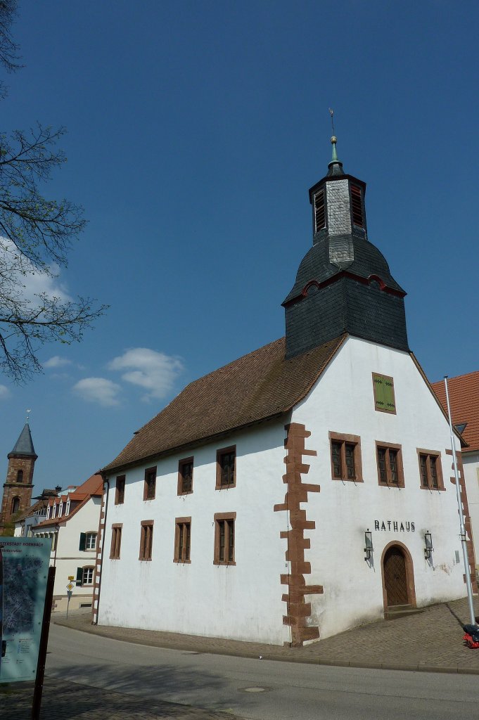Hornbach in der Sdwest-Pfalz, das Rathaus, 1576 als Markthalle erbaut, von 1631-1931 als Kirche genutzt, seit 1948 Rathaus, April 2011