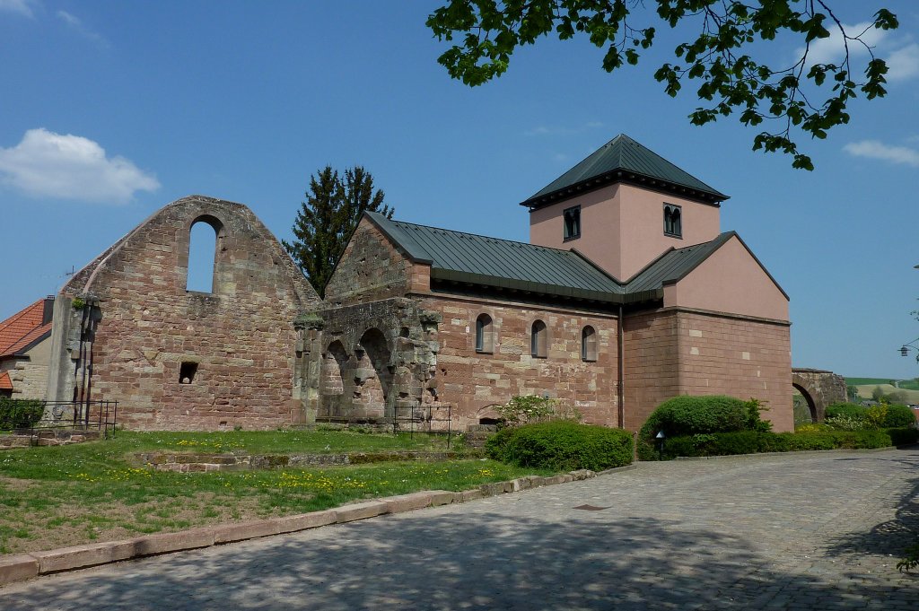 Hornbach in der Südwest-Pfalz, die Stiftskirche St.Fabian wurde im 12.Jahrhundert als romanischer Memorialbau für den Märtyrerpapst Fabian errichtet, mehrmals umgebaut, 1995 restauriert, April 2011