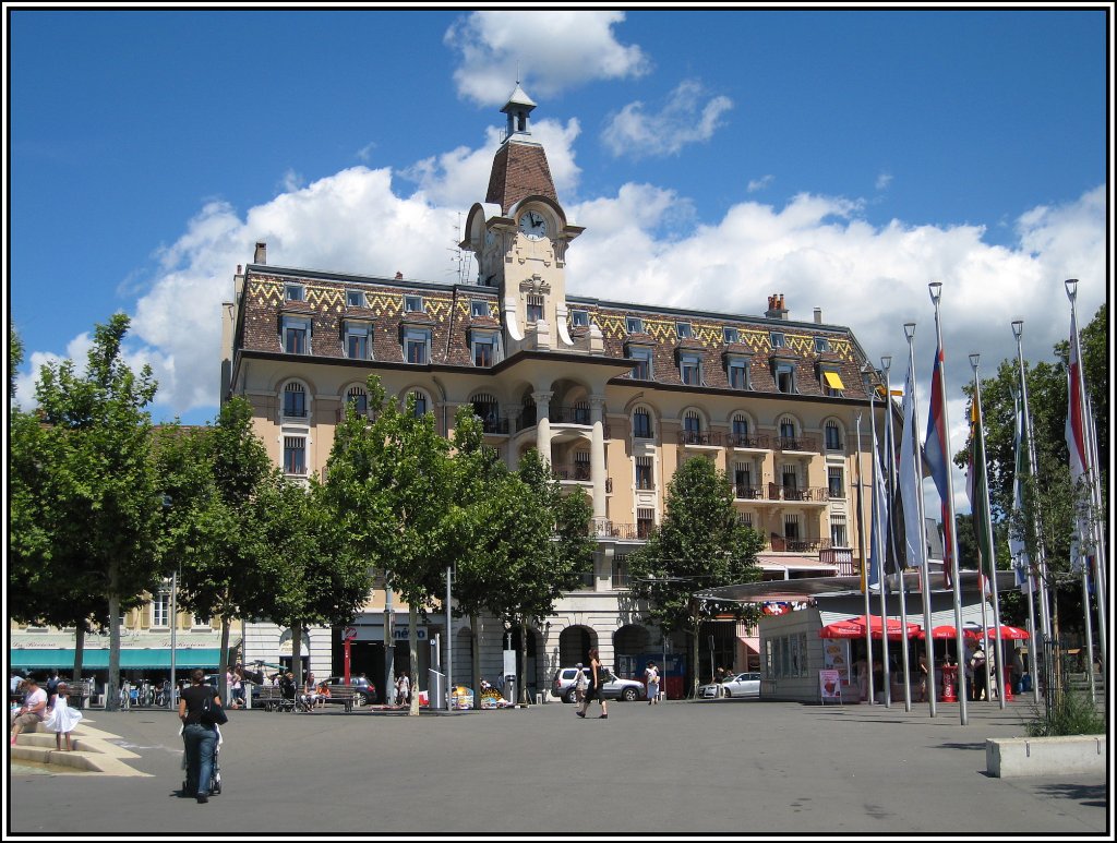 Hotel mit Métro Endstation in Lausanne am Genfer See (25.07.2009).