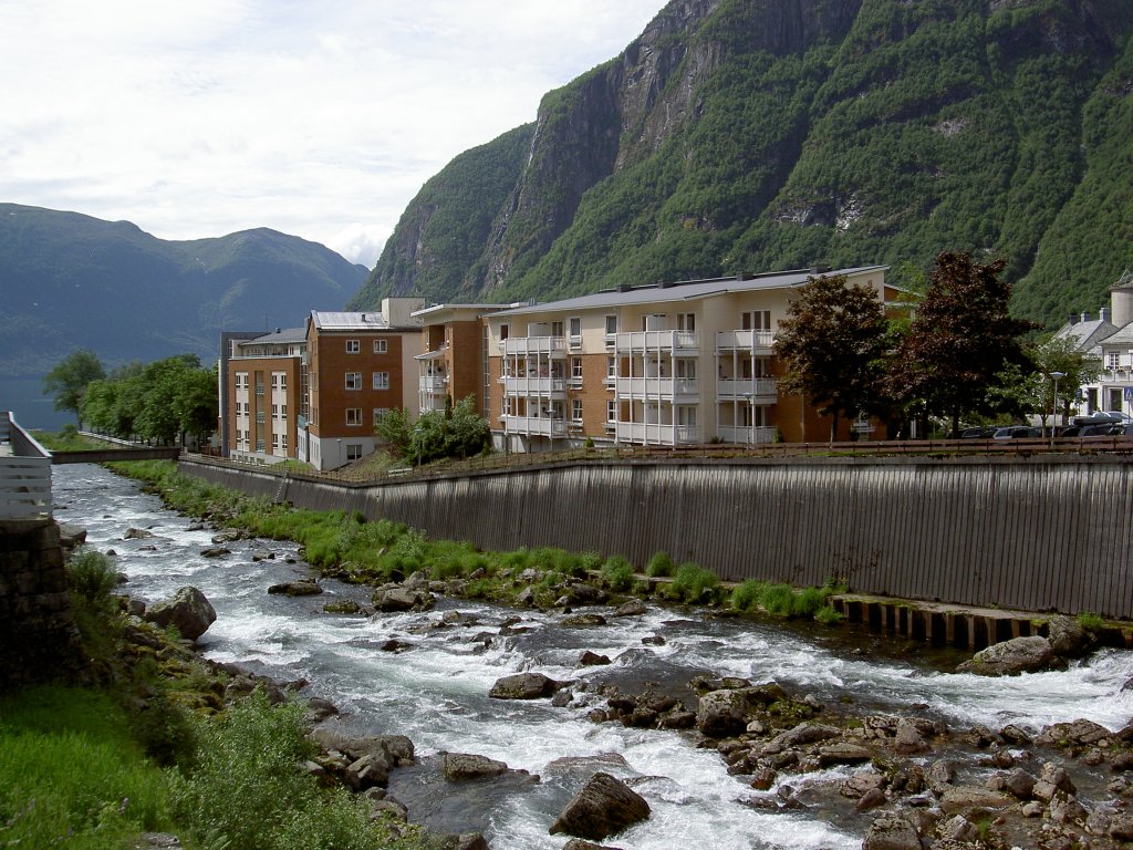 Hoyanger, Huser an der Storgata Strae (26.06.2013)