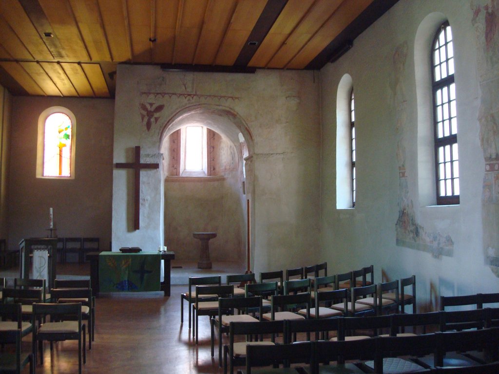 Hgelheim im Markgrflerland,
die freigelegten Fresken stammen aus der Zeit um 1300,
der rechte Raum ist der ins Kirchenschiff integrierte Turmunterbau,
Juni 2010