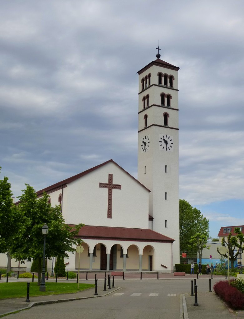 Hningen (Huningue), die katholische Christknigskirche, Mai 2013