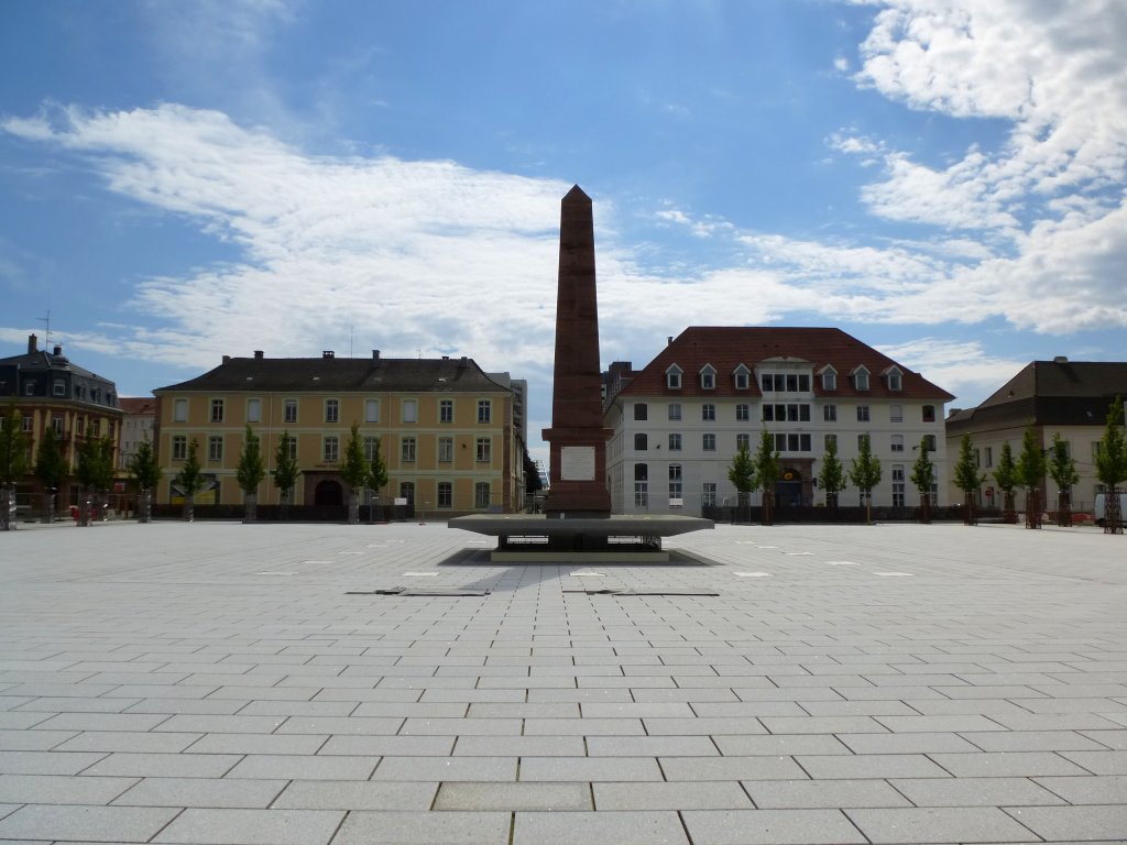 Hningen (Huningue), der neugestaltete Abbatucci-Platz mit dem Denkmal fr den gefallenen General, Mai 2013