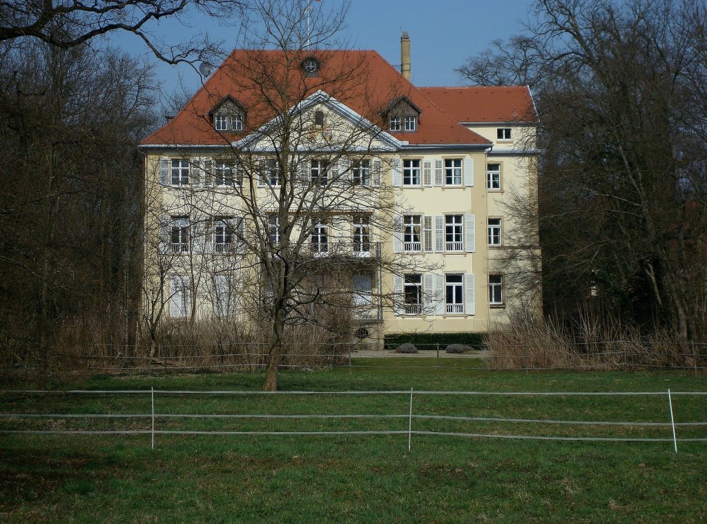 Hugstetten bei Freiburg, das Schlo von 1805 und ein Teil des Parkes sind im Privatbesitz, Mrz 2011