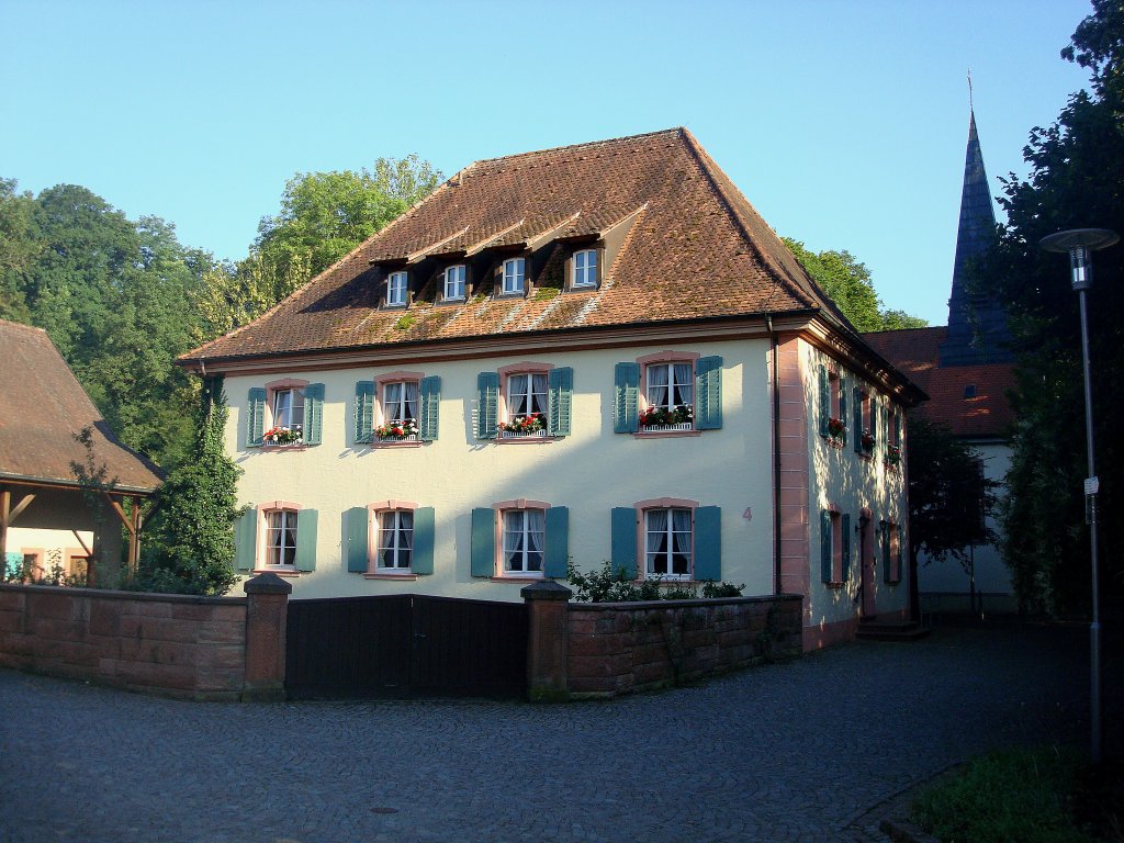 Hugstetten im Breisgau,
das ehemalige Pfarrhaus erbaut 1778, wird heute als Rathaus II genutzt,
Aug.2010