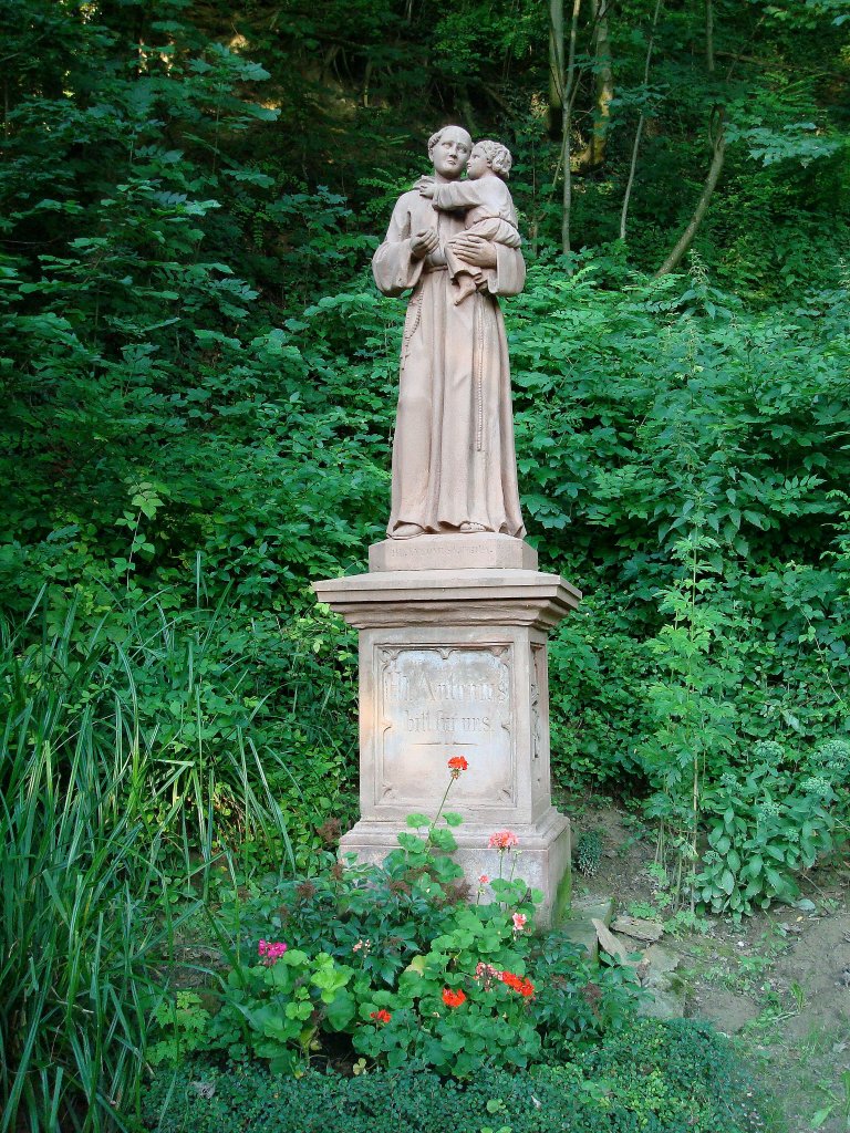 Hugstetten im Breisgau,
im ffentlich zugnglichen Teil des Schloparks steht das Denkmal fr den Hl.Antonius,
Aug.2010  