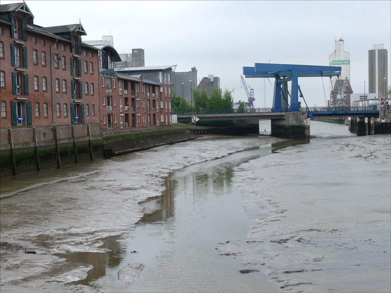 Husumer Innenhafen bei Niedrigwasser mit Zugbrcke/Klappbrcke; 23.05.2010
