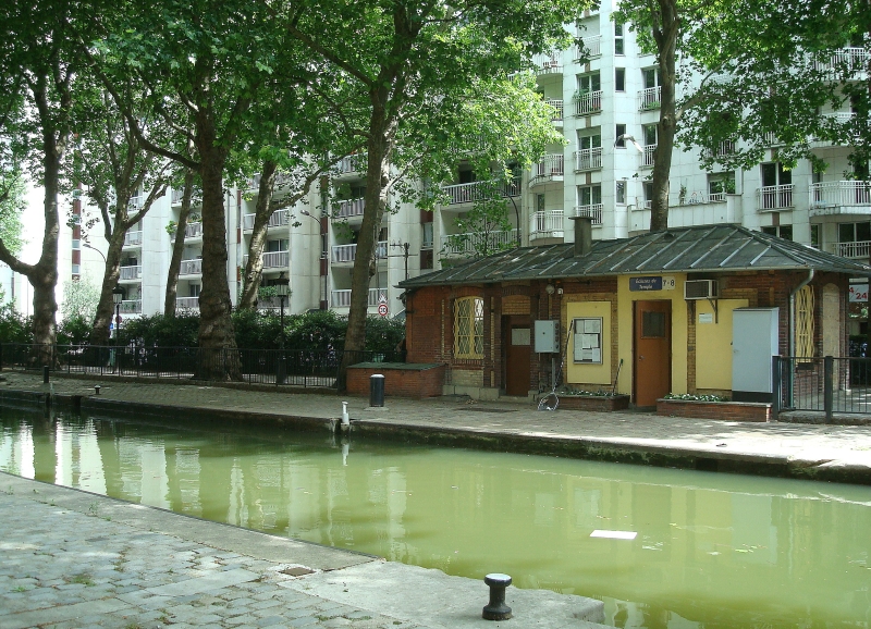 Idylle mitten in der Millionenstadt Paris: Ein Schleusenwrterhaus am Canal St.-Martin im 10. Arrondissement. 13.7.2010