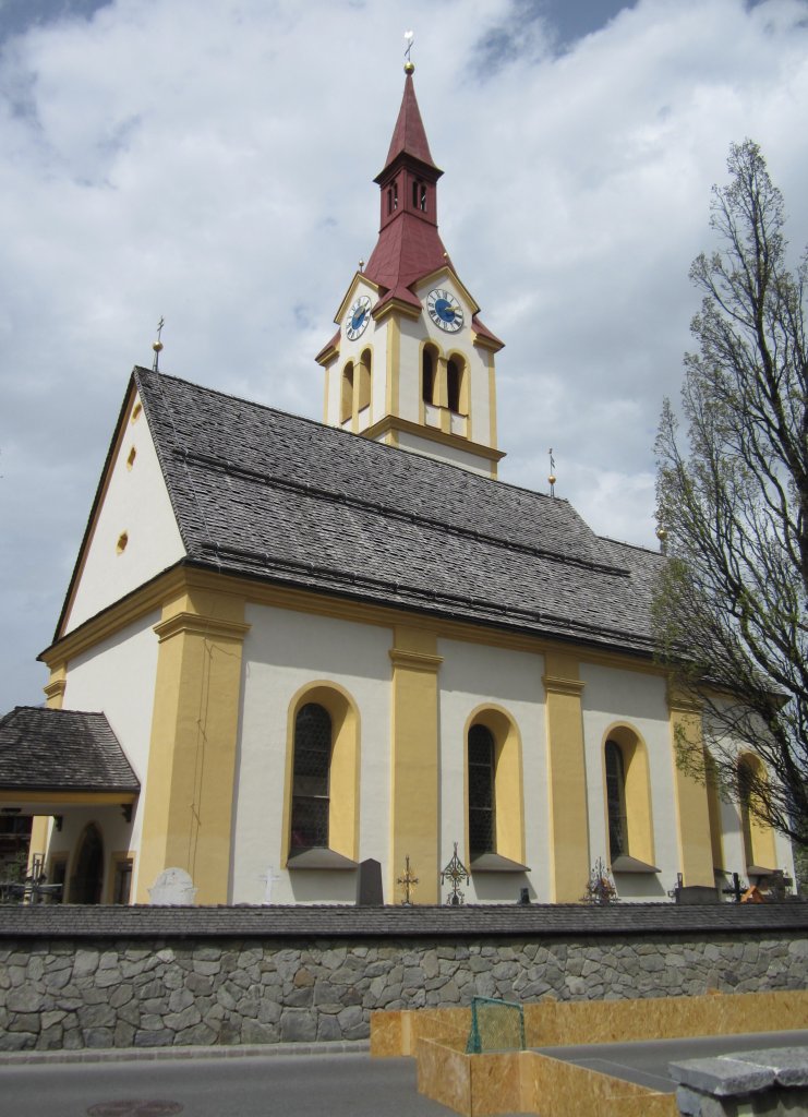 Igls, Pfarrkirche St. gidius, erbaut im 15. Jahrhundert, um 1700 barockisiert, 
sptgotischer Turm mit Haube von 1883 (01.05.2013)