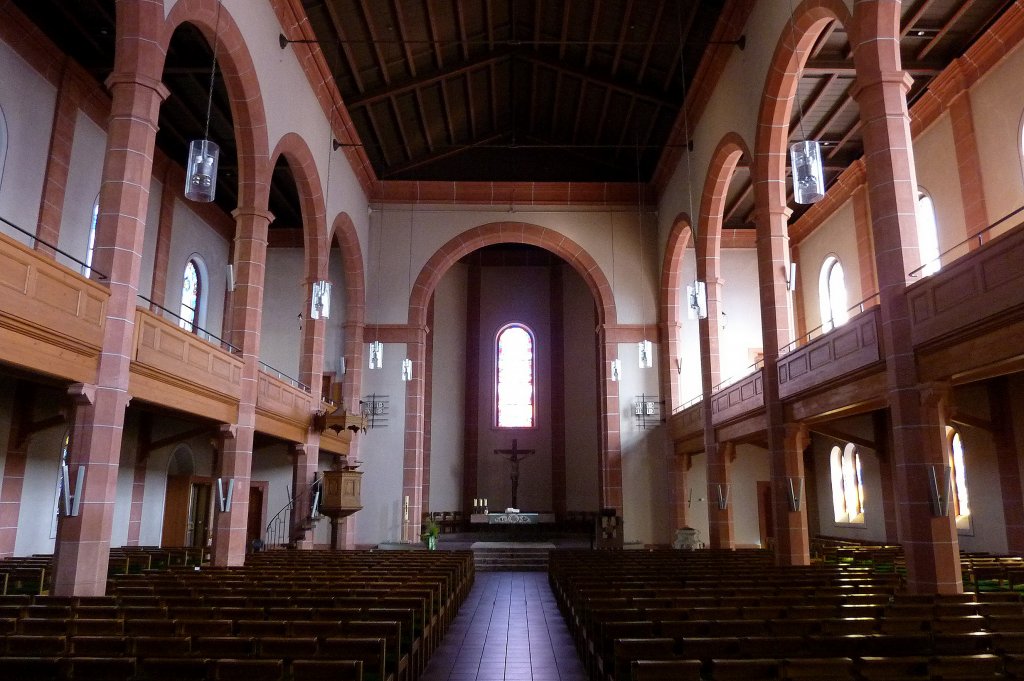 Ihringen am Kaiserstuhl, der Innenraum der evangelischen Kirche bietet 1200 Sitzpltze, besitzt eine historische Schferorgel von 1878, Okt.2011