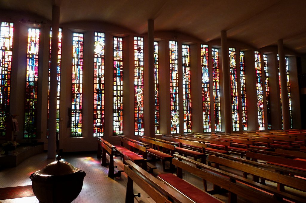 Illhaeusern im Elsa, der Kircheninnenraum mit der farbig verglasten Westfassade, Mai 2011