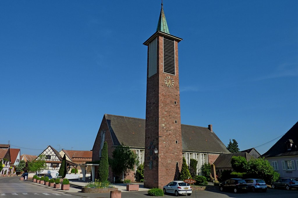 Illhaeusern im Elsa, die moderne Kirche mit dem freistehenden Glockenturm, Mai 2011