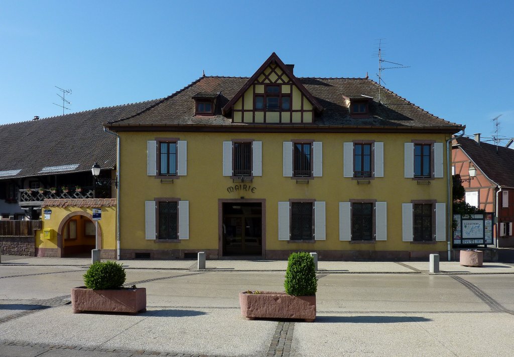 Illhaeusern im Elsa, das Rathaus, der Fischer- und Schifferort an der Ill wurde 1482 erstmals erwhnt, Mai 2011 