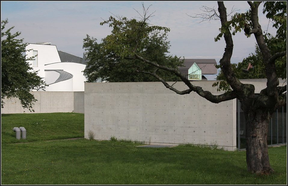 Im  Architekturzoo  in Weil am Rhein: Links das Vitramuseum von Frank Gehry, im Vordergrund das Konferenzgebude von Tadao Ando, dahinter noch erkennbar das Vitrahaus von Herzog & de Meuron. 29.08.2010 (Matthias)