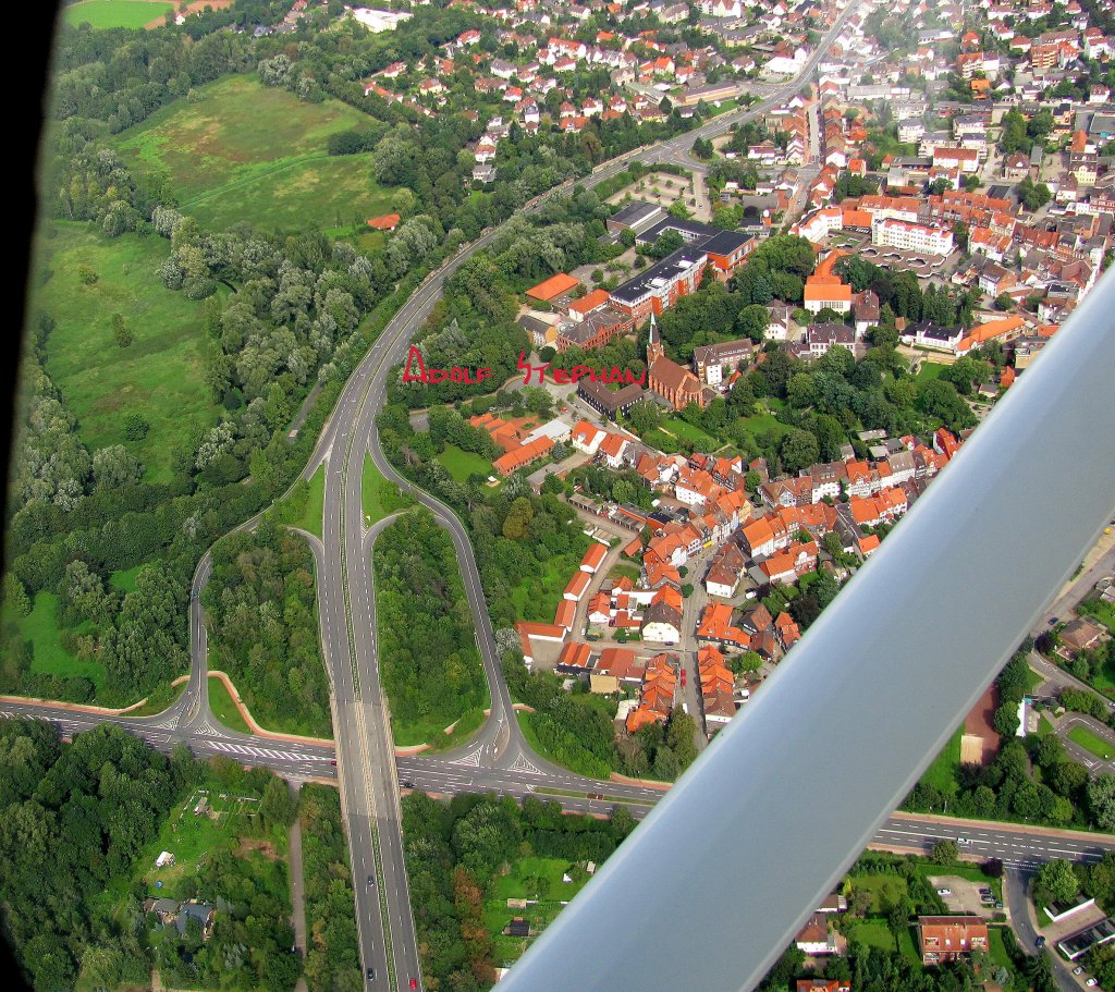 Im August 2010 berfliegen wir den Westrand der Stadt Peine, links liegt die Fuhseniederung, dadurch geht die Westumgehung welche nach oben in die Celler Strae bergeht. Rechts unten sind die Straen der Kniepenburg, der Schlostrae und des Dammes. Rechts von der kathl.Kirche,auf dem ehemaligem Burgberg, ist der Amtshof zu sehen.Etwas oberhalb der Kirche steht die Burgschule und das Ratsgymnasium.  