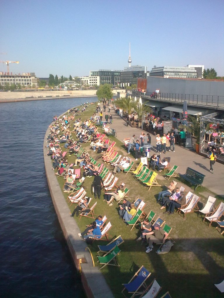 Im Frhling 2011 zwischen dem Hauptbahnhof Berlin und dem Reichstag. Die ersten Sonnenhungrigen zieht es hinaus.