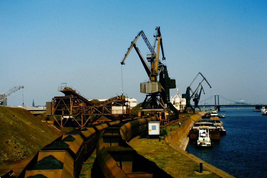 Im Hafen Duisburg zu Beginn der 1980er Jahre.