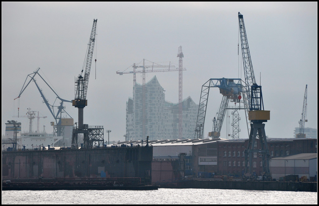 ...im Hintergrund die Elbphilharmonie - Die Baustelle der Hamburger Elbphilharmonie wird durch zwei Hafenkrne gerahmt. 11.04.2012 (Jonas)