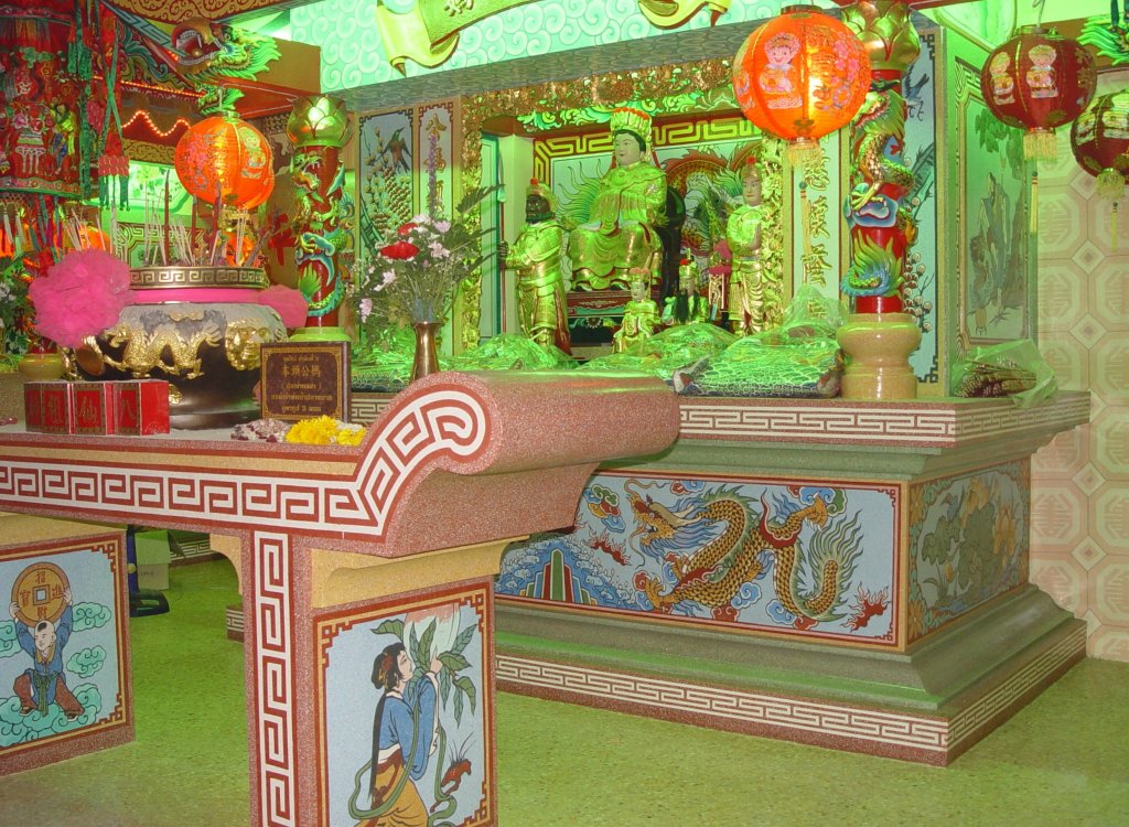 Im Inneren des chinesischen buddhistischen Tempels in der thailndischen Kleinstadt Lamplaimat. Hier der Schrein. (22.06.2010)