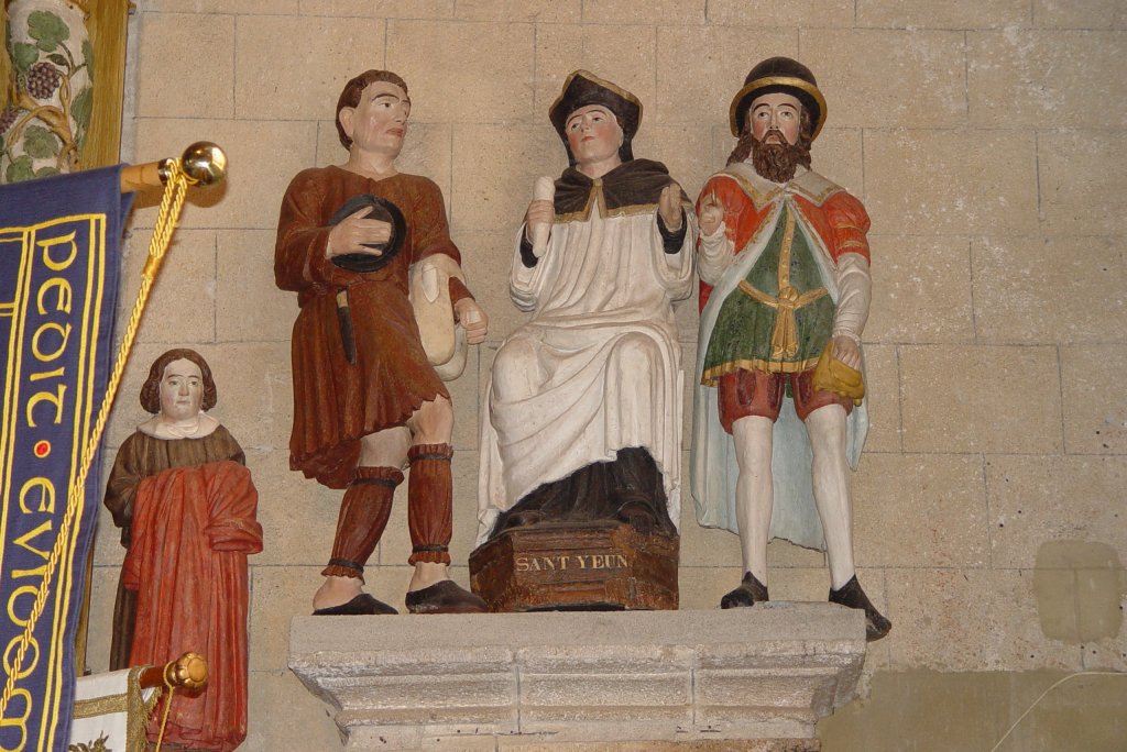 Im Inneren der Kirche von Pleyben, wie in fast smtlichen Gotteshusern in der Bretagne, eine Figurengruppe des Saint Yves, des Nationalheiligen der Bretagne und Schutzpatron der Rechtsanwlte. Wie fast immer dargestellt, der Heilige zwischen dem Armen und dem Reichen.