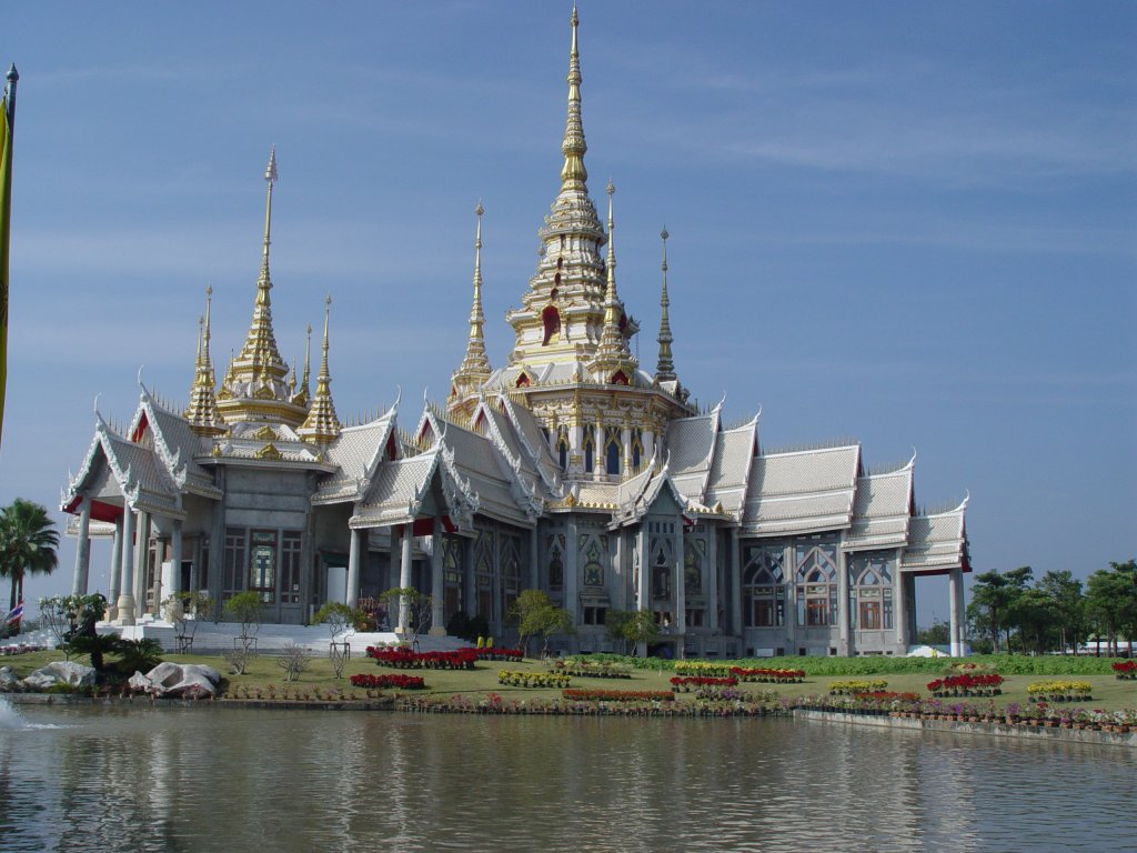 Im Isan, dem Nordosten Thailands, steht unmittelbar neben dem  Friendship-Highway Nr. 2  zwischen den Städten Nakhon Ratchasima (Korat) und Pak Chong diese große neu erbaute buddhistische Tempelanlage. Fotografiert am 19.01.2010