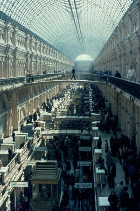 Im Kaufhaus GUM am Roten Platz in Moskau im September 1981