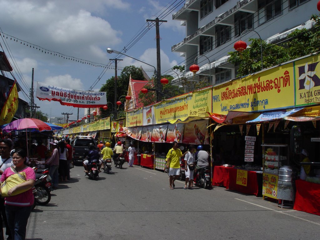 Im Oktober findet in Phuket town ein Fest chinesischer Buddhisten statt. Die Strasse zum Tempel ist gesumt von unzhligen Essenstnden (21.10.2006)