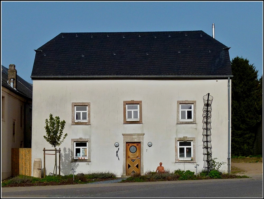 Im renovierten Tagelöhnerhaus in Heiderscheid ist das  Konschthaus A Frantzen  untergebracht. 10.04.2011 (Jeanny)