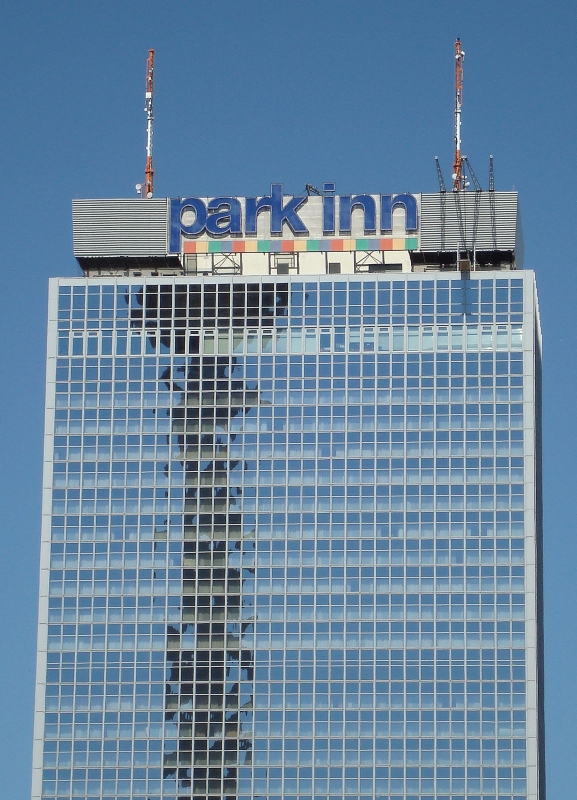 Im Schatten des Fernsehturms: Das  Park Inn  - zu DDR-Zeiten  Interhotel Stadt Berlin  - am Berliner Alexanderplatz. 17.6.2010