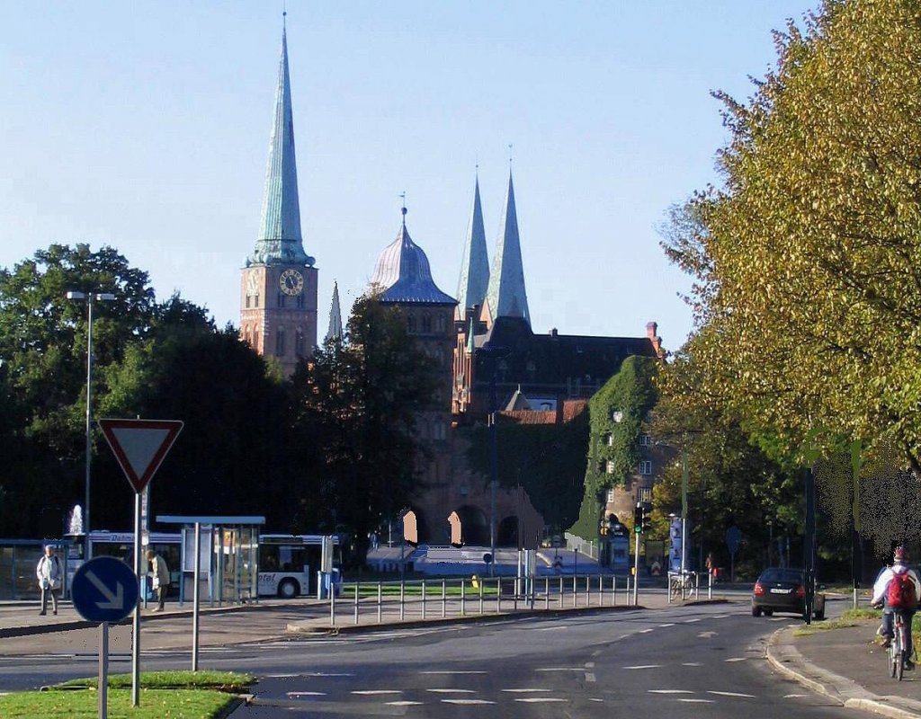 Im Sommer 1995 kam ich ber die Travemnder Allee zum Gustav-Radbruck-Platz und sah diese Aufnahmeposition. Fotoapparat raus,Foto gemacht und weiter durch das in der Bildmitte zu erkennende Burgtor in die  Stadt  gefahren, wie die Lbecker die Stadtinsel nennen.