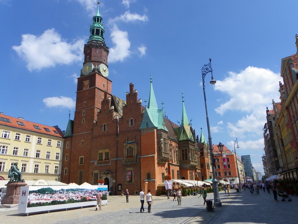 Im Sommer 2012 am Ring (Rynek) in Breslau (Wroclaw) an der Rckseite des Rathauses. Links das Denkmal von Fredro, dort wo bis 1945 Friedrich der Groe stand