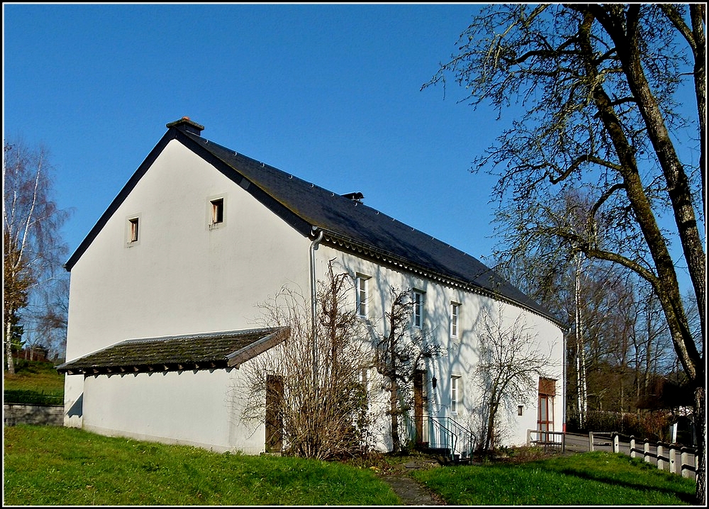 Im  Sproochenhaus  in Wilwerwiltz werden Sprachkurse, Ausstellungen, Malereikurse und Lesungen abgehalten, als Beitrag zur kulturellen Belebung der Region. Auerdem gibt es eine kleine Bibliothek. 16.11.2010 (Jeanny)