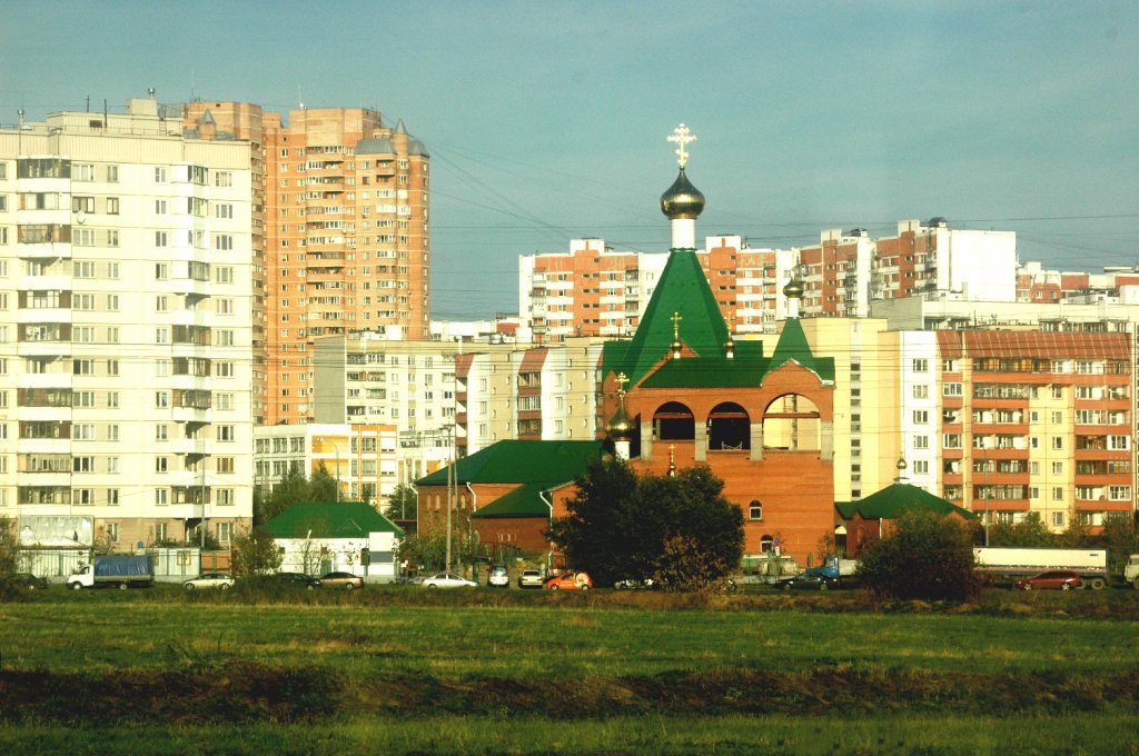 Im Süd-Westen von Moskau riesige Wohnsiedlungen und mitten drin eine Kleine Orthodoxe Kirche. Gesehen am 10.09.2010.