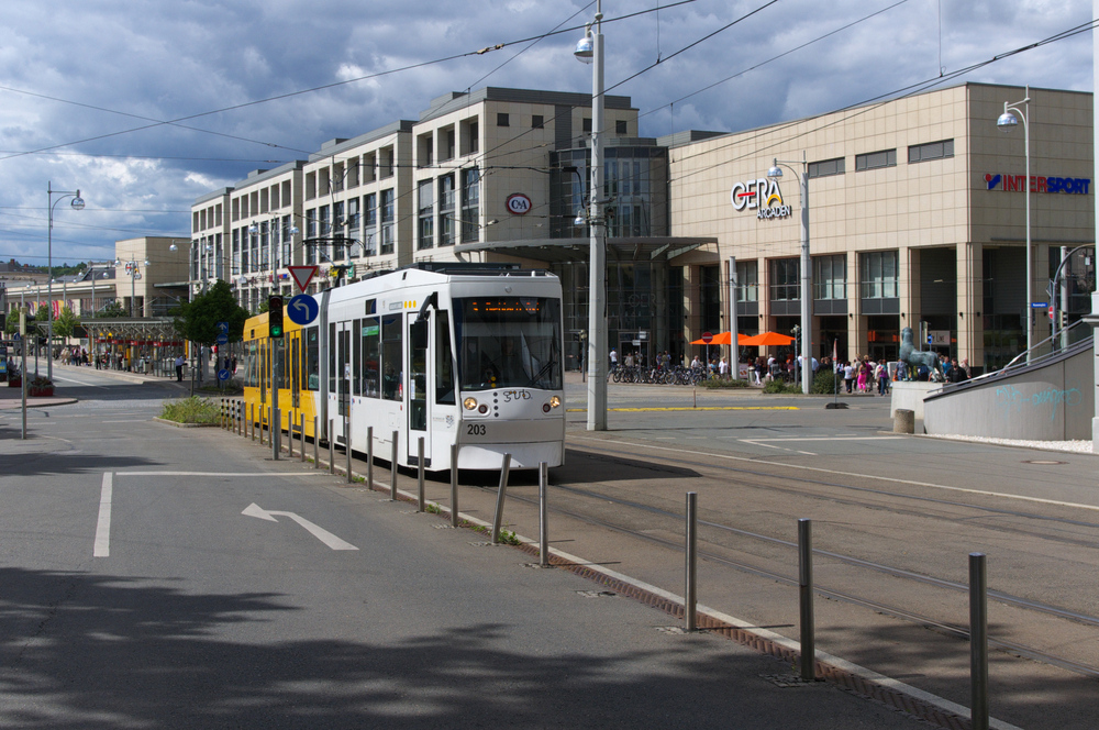 Im Wandel der Zeit...

Vom Inter Hotel zu den Gera Arcaden.

Als ich 1992 in Gera weilte, da dominierte noch das Inter Hotel die Heinrichstrae und den Platz der Republik. Nun wurde auch hier, wie in vielen anderen Stdten vorher, ein Einkaufstempel gebaut.

Davor fhrt Tw 203 - Auguste Zabel - in Richtung Bieblach-Ost - 07.08.2012