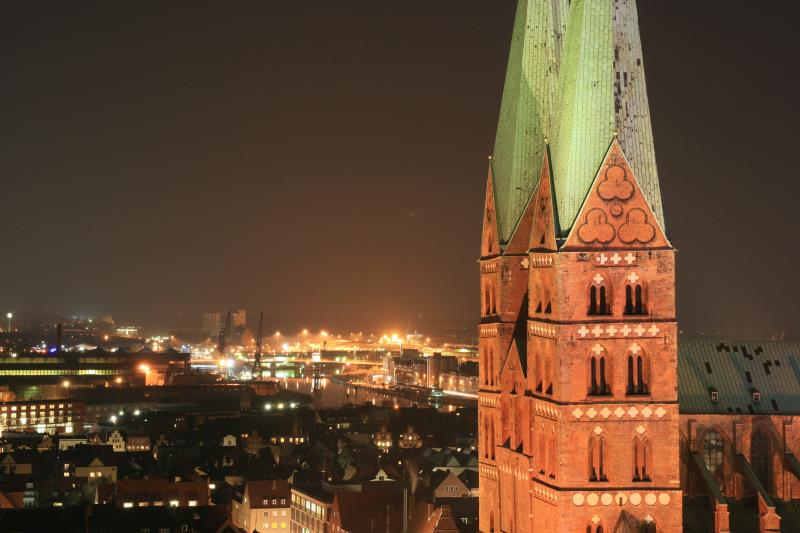 Im Winter hat man noch die Mglichkeit eine wunderbare Nachtansich von Lbeck vom Turm der St. Petriekirche zu erhaschen. Hier der Blick vorbei an den Trmen der st. Marienkirche zum Hafen; 09.02.2011