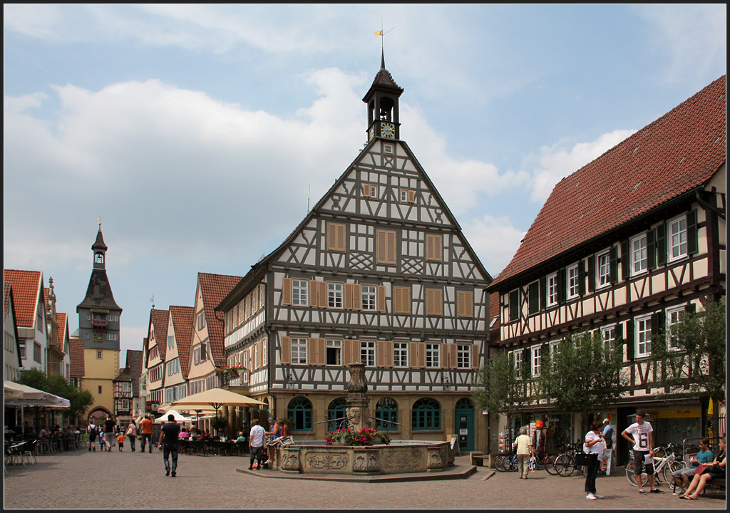 Im Zentrum von Winnenden, einer kleinen Stadt im Rems-Murr-Kreis zwischen Waiblingen und Backnang gelegen, an der S-Bahnlinie 3. Hier die Marktstrae mit dem Alten Rathaus und dem Schwaikheimer Torturm. 03.06.2011 (Matthias)