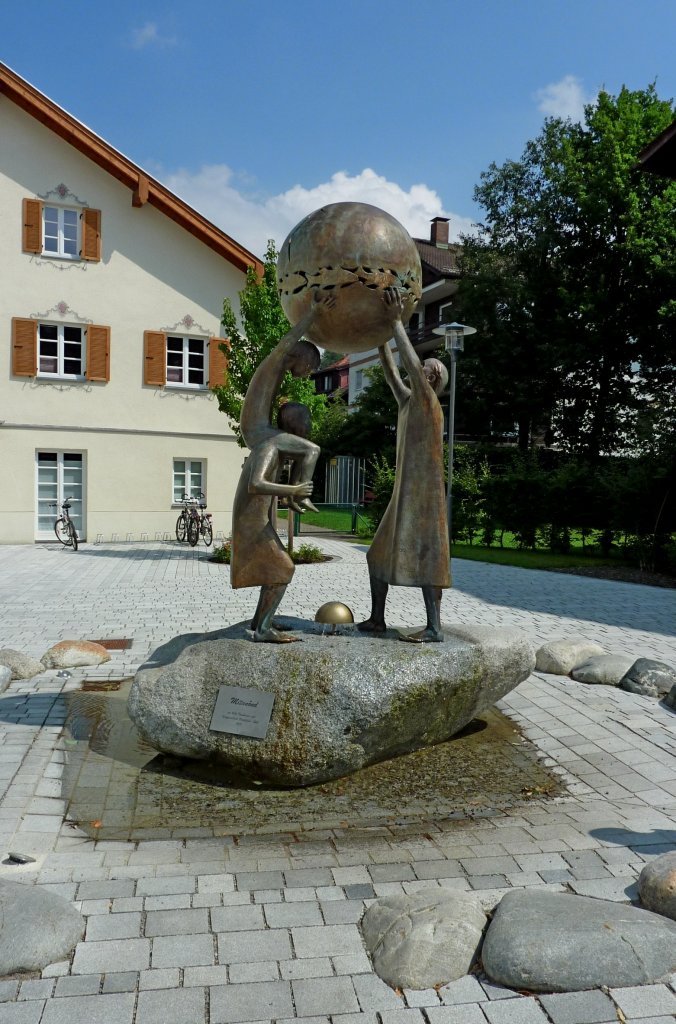 Immenstadt, der Brunnen  Mitanond  (Miteinander) wurde 2011 an der Spitalkirche aufgestellt, Aug.2012