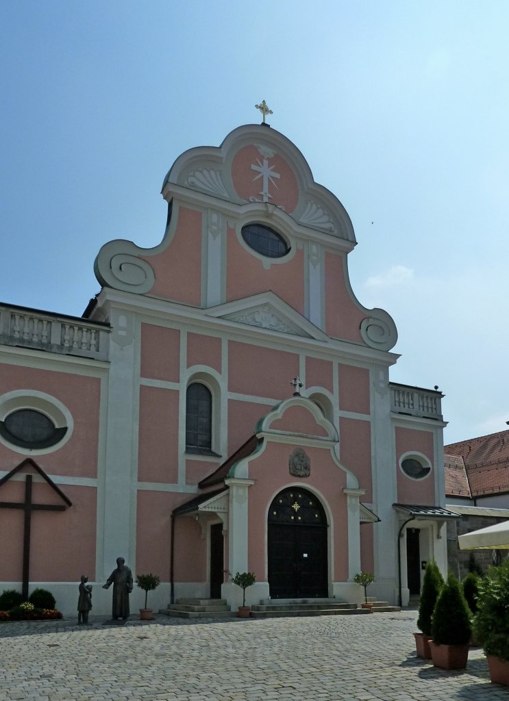 Immenstadt, die Kapuzinerkirche St.Joseph von 1653, die neubarocke Westfassade stammt von 1903, Aug.2012