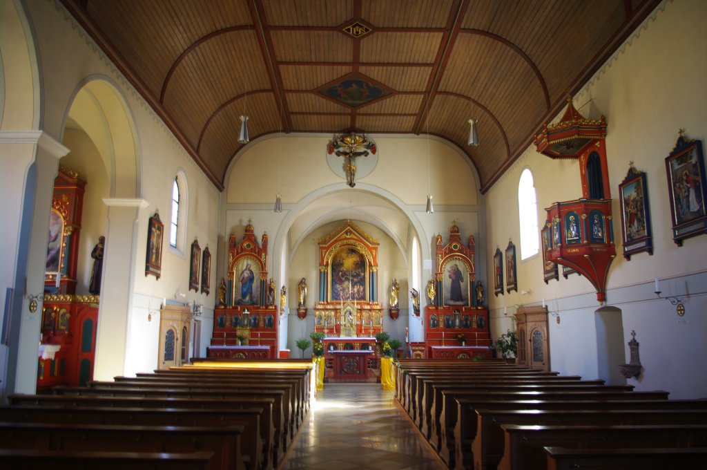 Immenstadt/Allgu, Kapuzinerkirche St. Joseph, Ausstattung von 1861, Hochaltar und 
Kanzel von Servulus Gassenmaier (01.11.2011)