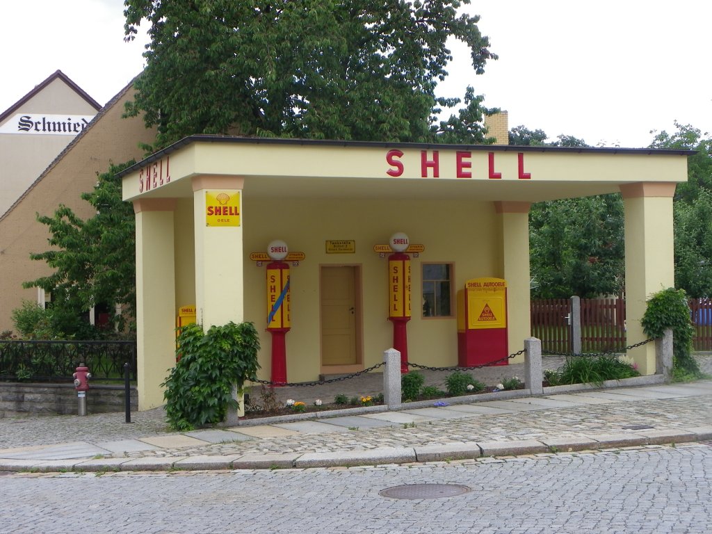 Impression aus Kamenz in Sachsen, Frhjahr 2012 (historische Shell-Tankstelle)