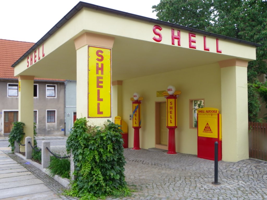 Impression aus Kamenz in Sachsen, Frhjahr 2012 (historische Shell-Tankstelle)