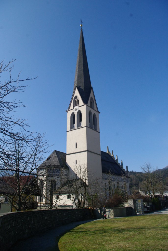 Imst, Pfarrkirche Maria Himmelfahrt, erbaut ab 1305, 1780 barockisiert, Nordturm neu erbaut 1900 (01.04.2013)