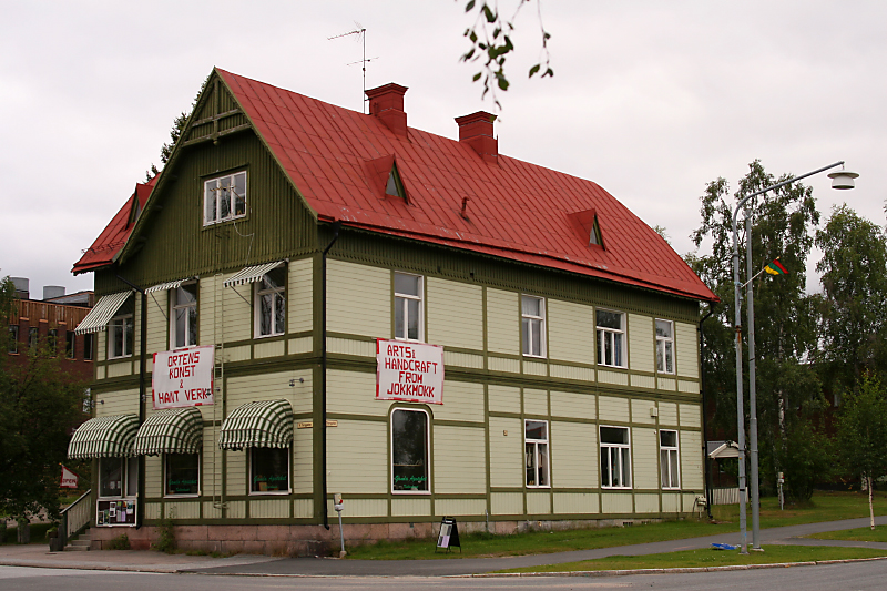 In der alten Apotheke (Kulturhuset Gamla Apoteket) in Jokkmokk gibt es Kunsthandwerk von ortsansssigen Knstlern zu sehen. Aufnahme vom 03.08.2012