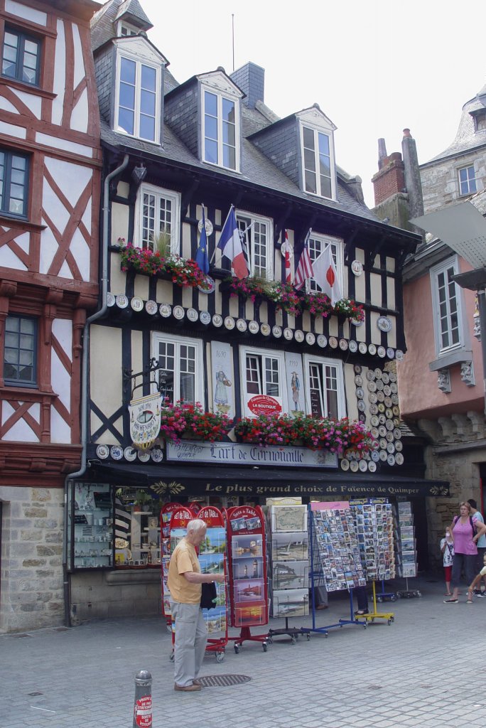 In der Altstadt von Quimper am 23.07.2009. Quimper ist berhmt fr seine Porzellanmanufaktur. Seit mehr als 400 Jahren werden Fayencen nach alter Tradition vollstndig per Hand geformt und verziert. Die grte Auswahl der Fayencen bietet der Laden der Manufaktur H B Henriot. 