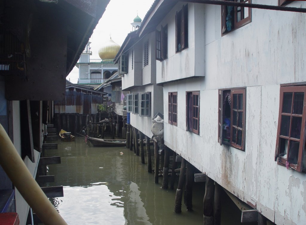 In der Andaman See im Sden Thailands hat sich rings um einen der senkrecht aus dem Wasser ansteigenden Felsen ein Dorf von  Water Gypsies  angesiedelt. Das Dorf besteht fast ausschlielich aus Restaurants und Souvenirshops. Die Huser sind direkt auf Pfhlen ins Wasser gebaut (23.10.2006)