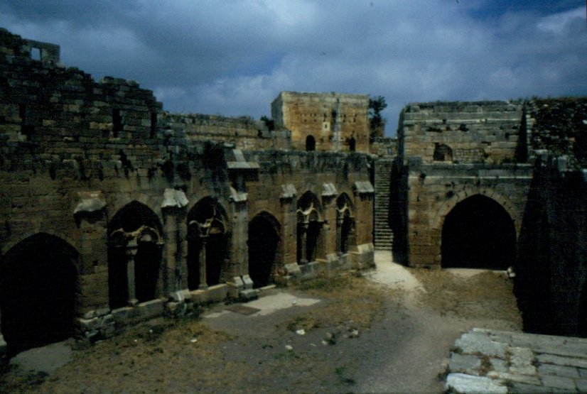 In der Burguine des Crac des Chevaliers im Mai 1989. Weitere Aufnahmen der Kreuzritterburg bei Landschaftsfotos.